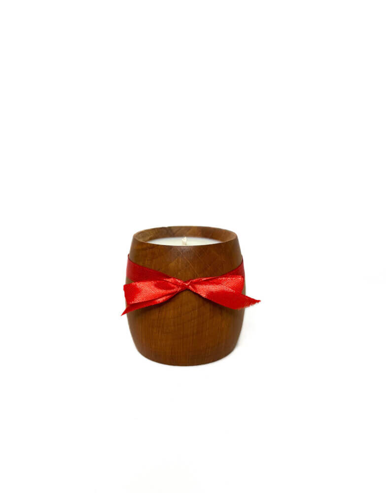 ξύλινο δοχείο με κερί σόγιας και κόκκινη κορδέλα. το άρωμα ειναι τσουρεκι και είναι αρωματικό έλαιο υψηλής ποιότητας